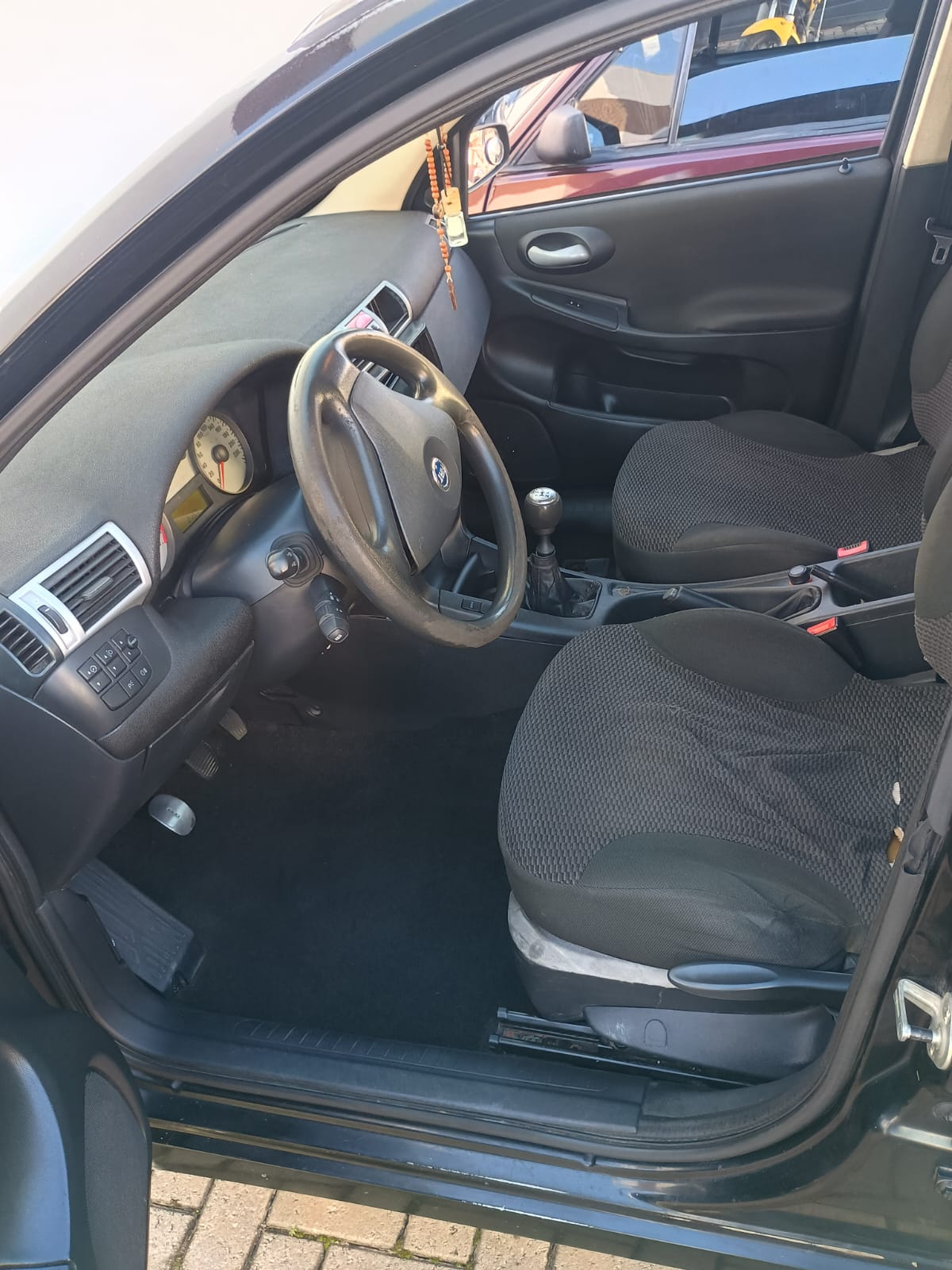 Interior automotivo após limpeza