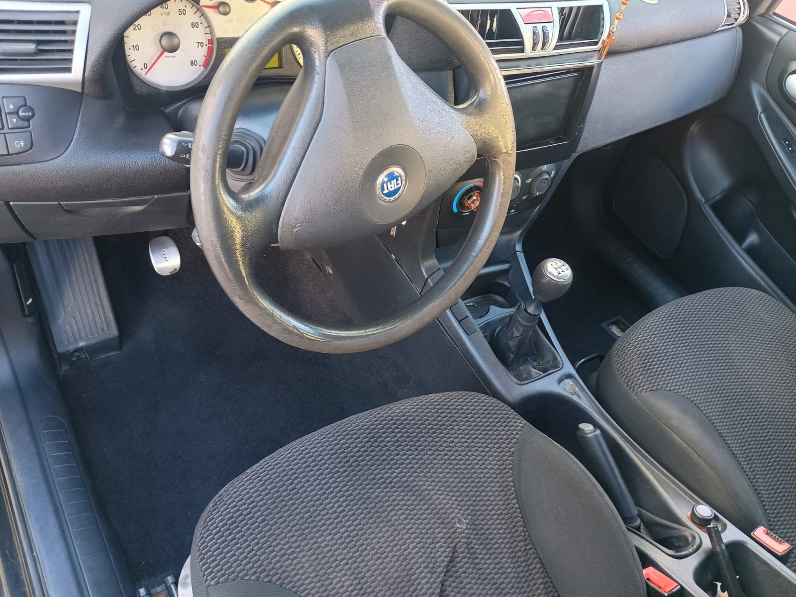 Interior automotivo limpo e detalhado